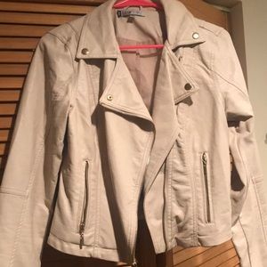 Cream color faux leather jacket Jennifer Lopez